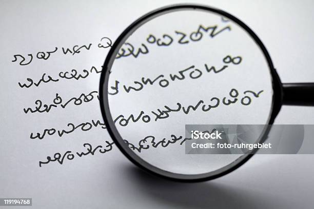 Estrangeiros A Escrita - Fotografias de stock e mais imagens de Escrito à Mão - Escrito à Mão, Ampliação de Baixa Escala, Lupa - Equipamento Ótico