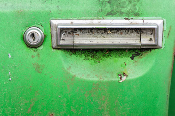 maniglia della porta arrugginito di un'auto d'epoca - vehicle door rusty old fashioned old foto e immagini stock