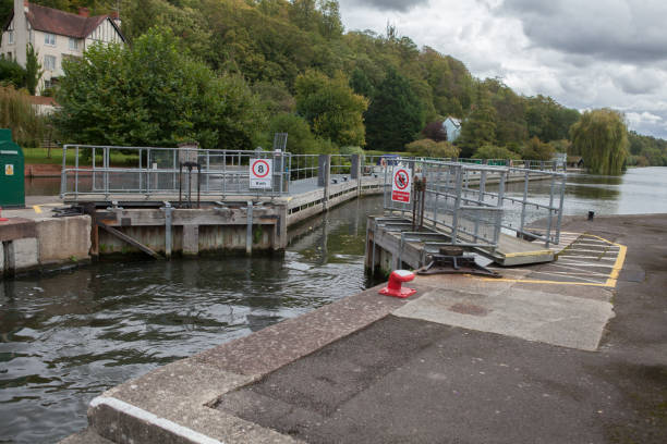 Marsh Lock. Henley On Thames, United Kingdom Henley-on-Thames, United Kingdom - September 28, 2019: Marsh Lock canal in the south of Henley On Thames on the River Thames in United Kingdom. The dam equalizes the water level in the channel for passing boats. thames valley stock pictures, royalty-free photos & images
