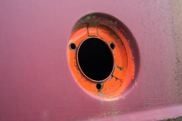 tappo di riempimento a benzina arrugginito di un'auto d'epoca - vehicle door rusty old fashioned old foto e immagini stock