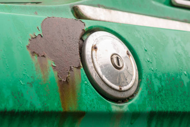 tappo di riempimento a benzina arrugginito di un'auto d'epoca - vehicle door rusty old fashioned old foto e immagini stock