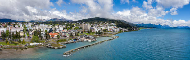 panorámica de la ciudad de bariloche. port, argentina - bariloche argentina summer landscapes fotografías e imágenes de stock