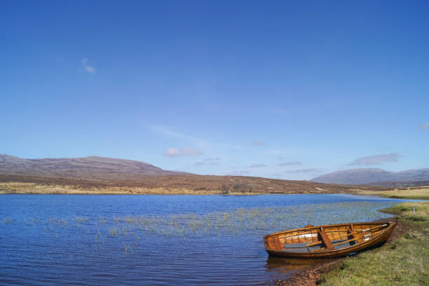 loch awe near ledbeg in the scottish highlands - loch rowboat lake landscape imagens e fotografias de stock
