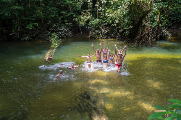 グヌンムル国立公園で川で入浴観光客 - グヌンムル国立公園 ストックフォトと画像