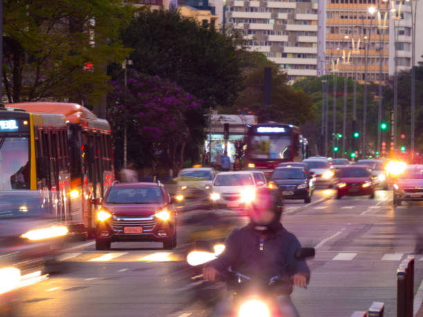 車、バス、オートバイの通勤者 - taxi transportation motion city ストックフォトと画像