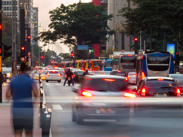 пассажиры перемещают день в городе - blurred motion street city life urban scene стоковые фото и изображения