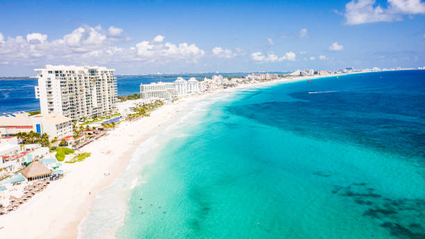 カンクン、メキシコの素晴らしい熱帯カリブ海のビーチの空中写真 - cancun ストックフォトと画像