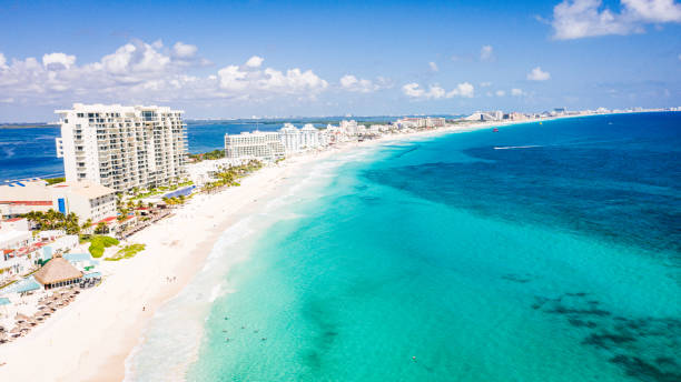 вид с воздуха на прекрасный тропический карибский пляж в канкуне, мексика - beach tourist resort mexico tropical climate стоковые фото и изображения