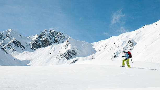 schläger wandern in die berge - snowshoeing snowshoe women shoe stock-fotos und bilder