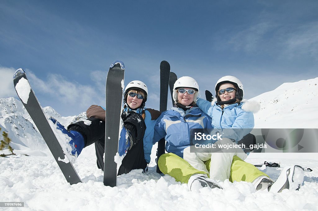 Diversión para la familia en la nieve - Foto de stock de Accesorio de cabeza libre de derechos