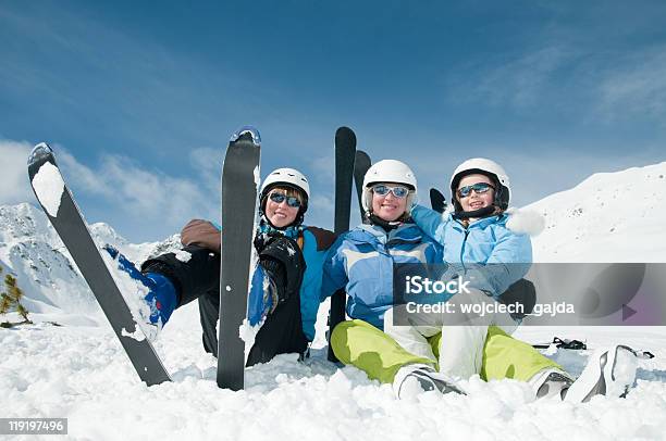 Diversión Para La Familia En La Nieve Foto de stock y más banco de imágenes de Accesorio de cabeza - Accesorio de cabeza, Actividad, Actividades recreativas