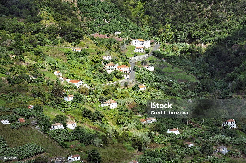 Aldeia na costa norte da ilha da Madeira-Portugal - Royalty-free Ajardinado Foto de stock