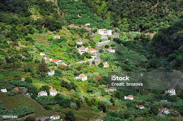 Aldeia Na Costa Norte Da Ilha Da Madeiraportugal - Fotografias de stock e mais imagens de Ajardinado - Ajardinado, Aldeia, Alto-Contraste