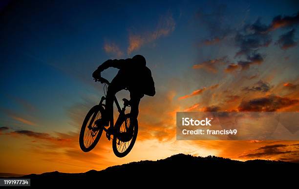 Racing Foto de stock y más banco de imágenes de Ciclismo de montaña - Ciclismo de montaña, Mountain Bike, Silueta