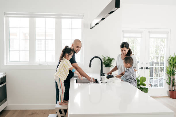 家族のクレジットカードの借金を返済する方法 - cleaning domestic kitchen counter top housework ストックフォトと画像
