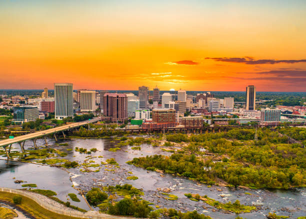 richmond, virgínia, e.u.a. drone skyline aerial - richmond virginia virginia skyline urban scene - fotografias e filmes do acervo