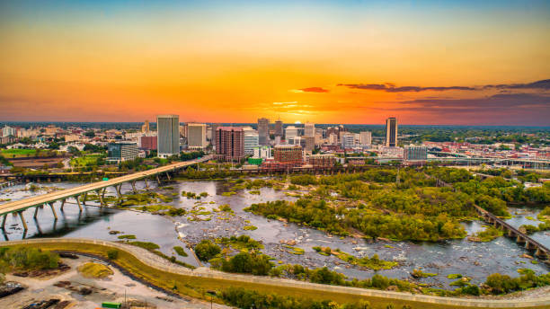 central richmond, virgínia, e.u.a. drone skyline aerial - richmond virginia virginia skyline urban scene - fotografias e filmes do acervo