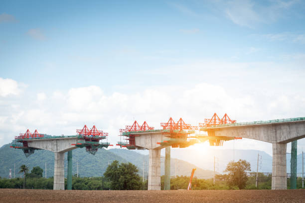 산을 가로지르는 다리 - construction bridge below concrete 뉴스 사진 이미지