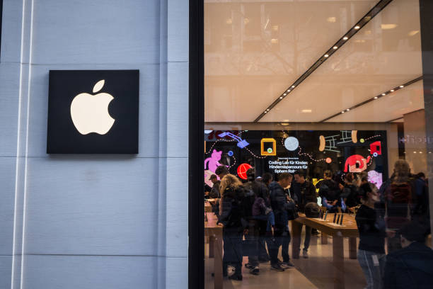 apple logo on vienna apple store with a view of a crowded interior of the store with shoppers. apple store is a chain of retail stores owned and operated by apple inc. - ipod imagens e fotografias de stock