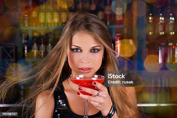 Chodzenie Do Klubów Dziewczyna - zdjęcia stockowe i więcej obrazów Alkohol - napój - Alkohol - napój, Bar - Lokal gastronomiczny, Chodzenie do klubów