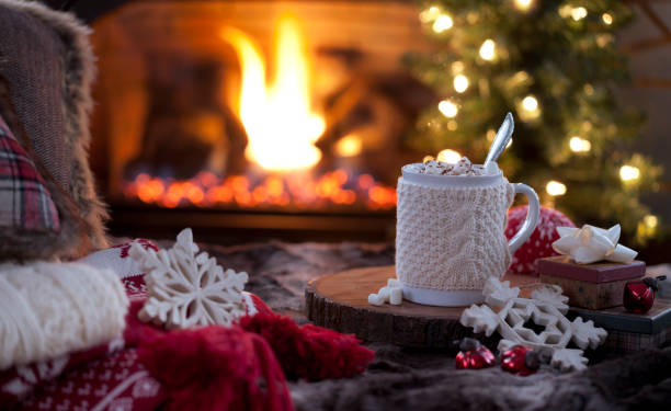 kerst gezellige warme chocolademelk voor de open haard - fireplace stockfoto's en -beelden