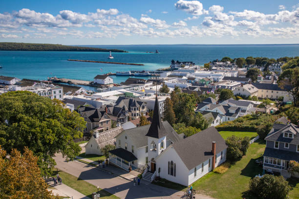 vue de la ville de mackinaw island - great lakes photos et images de collection