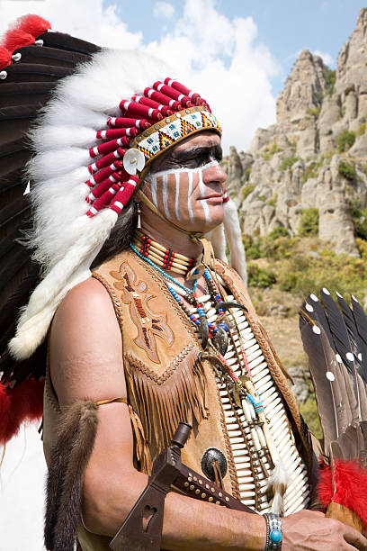 north american indian in abito completo. - wigwam tent north american tribal culture indigenous culture foto e immagini stock