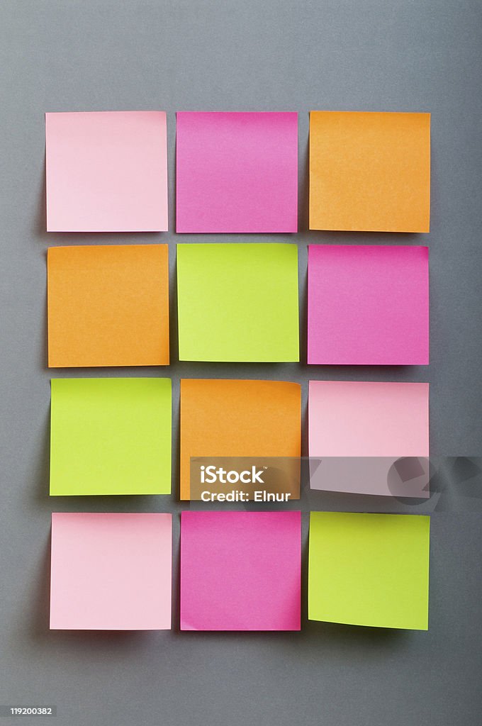 Promemoria delle note sulla luminoso colorato carta - Foto stock royalty-free di Appiccicoso