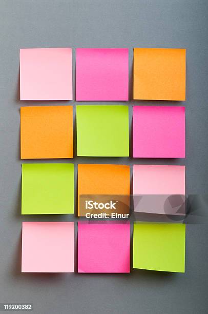 Promemoria Delle Note Sulla Luminoso Colorato Carta - Fotografie stock e altre immagini di Appiccicoso