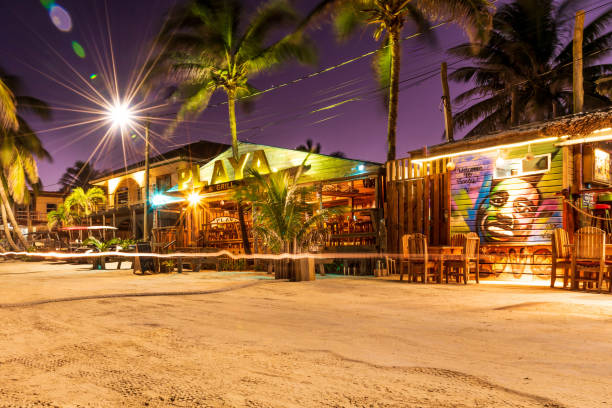 una vista di ristoranti colorati sulla spiaggia dell'isola di ambergris caye al crepuscolo. - san pedro foto e immagini stock