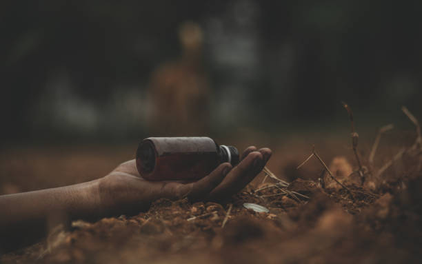 concept de suicide d'agriculteur, plan rapproché des mains avec la bouteille de poison à la ferme ou à la terre d'agriculture. - suicide photos et images de collection