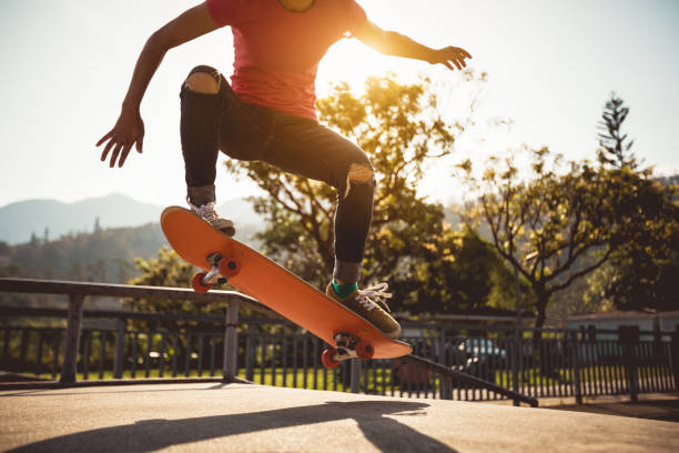 skateboarder skateing en el parque de patinaje - skateboarding skateboard park extreme sports sport fotografías e imágenes de stock