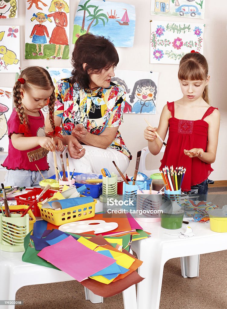 Crianças pintando com o professor. - Foto de stock de Criança Pré-escolar royalty-free