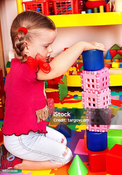 Criança Jogando O Bloco De Construção E Conjunto Em Casa - Fotografias de stock e mais imagens de Atividade