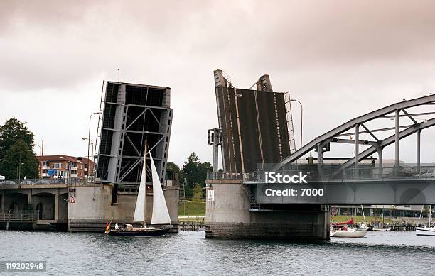 Foto de Veleiro E Aberto Bridge e mais fotos de stock de Aberto - Aberto, Arquitetura, Aço