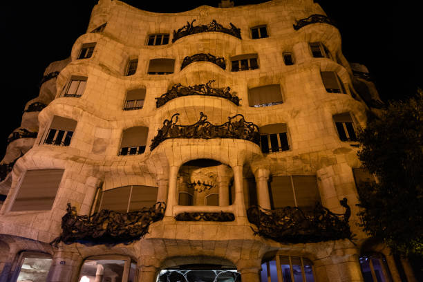 facciata illuminata dell'edificio la pedrera a barcellona - la pedrera barcelona catalonia balcony foto e immagini stock