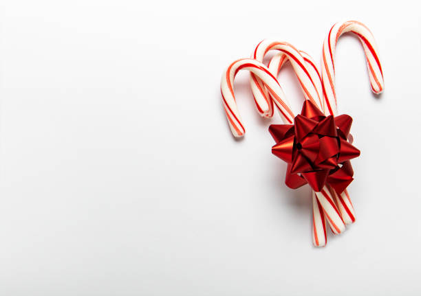 canna da zucchero natalizia - peppermint candy stick striped foto e immagini stock