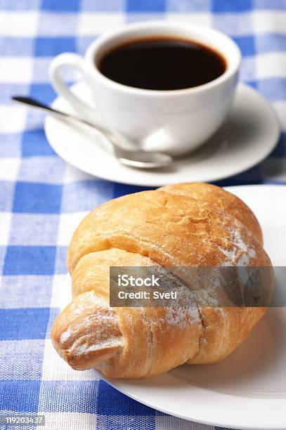 Croissant Und Schwarzer Kaffee Stockfoto und mehr Bilder von Blau - Blau, Braun, Brioche