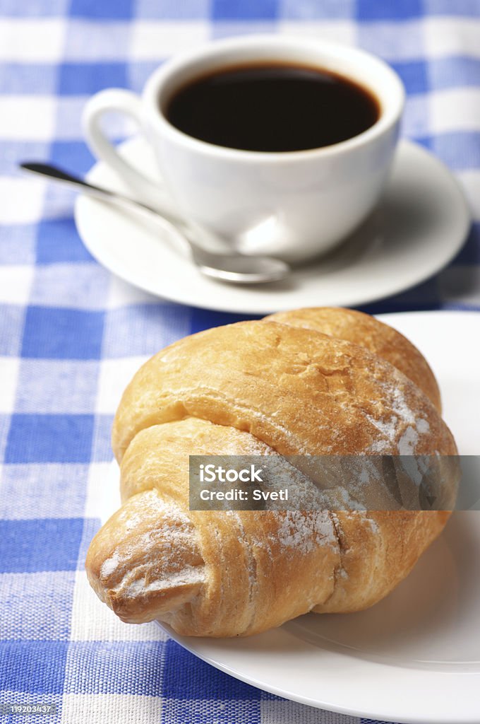 Croissants e café preto - Foto de stock de Azul royalty-free