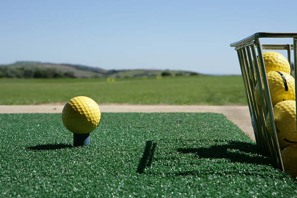 тренировочное поле для гольфа - golf driving range practicing bucket стоковые фото и изображения