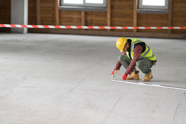 콘크리트 바닥을 측정하는 건설 노동자 - concrete construction floor construction site 뉴스 사진 이미지