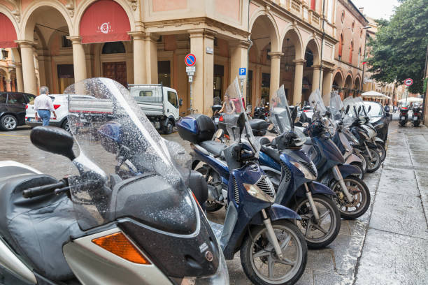 scooter parcheggiati nel centro storico di bologna, italia. - bologna italy medieval palace foto e immagini stock