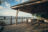 idyllisches-holzdeck-mit-architektonischem-unterschlupf-auf-dem-meer.jpg?b=1&s=170x170&k=20&c=iufi5K3POEpQy-resXwPWA-LbwGC-6Kr-6wy6b2aia8=