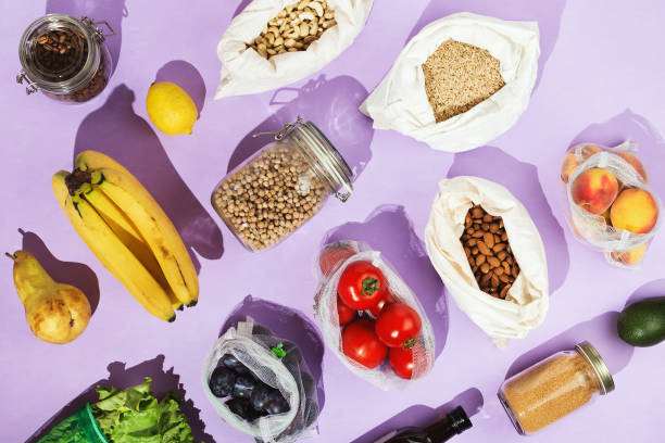 ゼロ廃棄物健康的な食料品のショッピングコンセプト:メッシュネットや綿袋のパルス、果物、緑や野菜 - cashew apple fruit food jar ストックフォトと画像