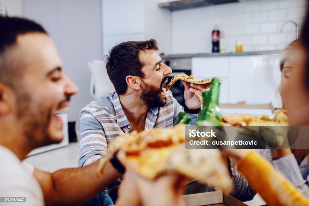 Nhóm Bạn Ngồi Trên Sàn Nhà Trong Phòng Khách Uống Bia Và Ăn Pizza ...