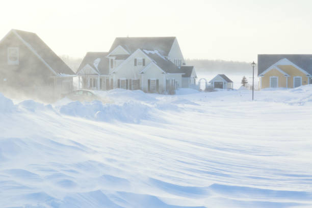 tempesta di neve in periferia - blizzard house storm snow foto e immagini stock