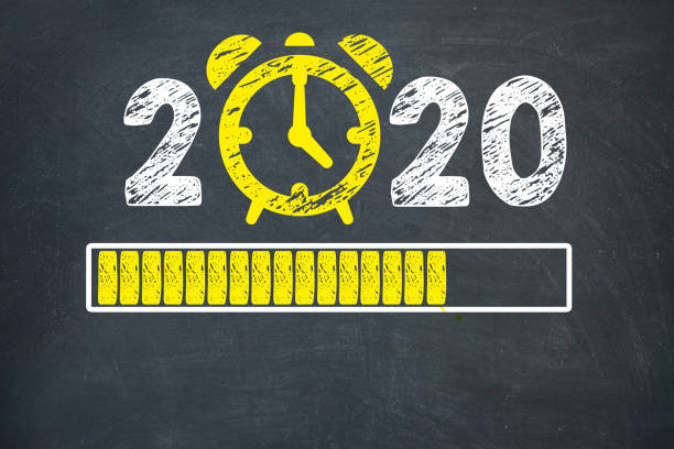 les concepts du nouvel an 2020 horloge compte à rebours sur tableau noir - clock face alarm clock clock minute hand photos et images de collection