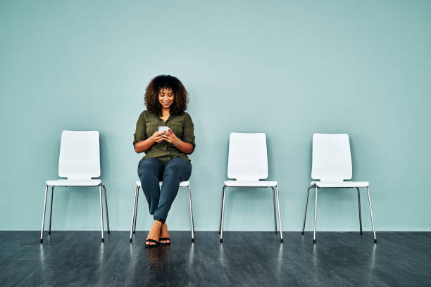 partager l'expérience de l'entrevue avec les médias sociaux - unemployment waiting in line waiting room interview photos et images de collection