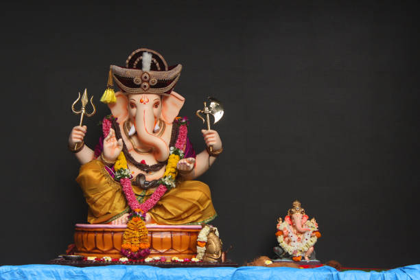 lord ganesh posągi podczas festiwalu ganesh, kasba peth, pune, maharashtra, indie - happy zdjęcia i obrazy z banku zdjęć