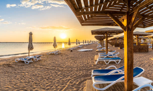 landscape with sunbeds and umbrella - hurghada imagens e fotografias de stock